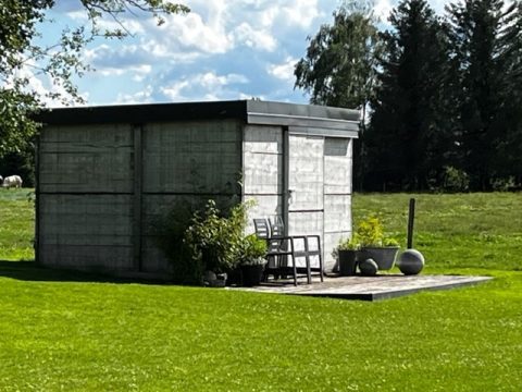 Abri de jardin avec panneaux