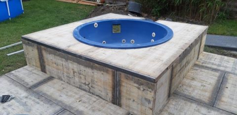 Caisson pour jacuzzi et terrasse en panneaux de bois
