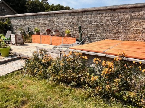 Terrasse et bacs de fleurs en panneaux neufs