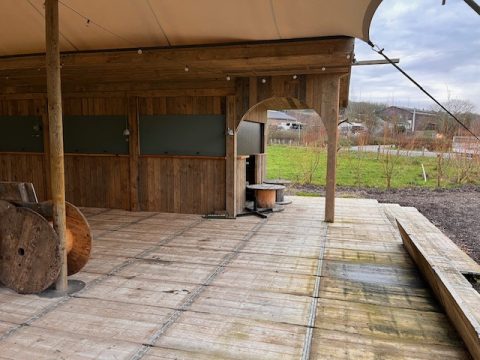 Sol en panneaux de coffrage pour accueillir du public