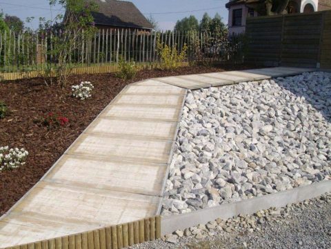 Chemin de jardin en panneaux de coffrage