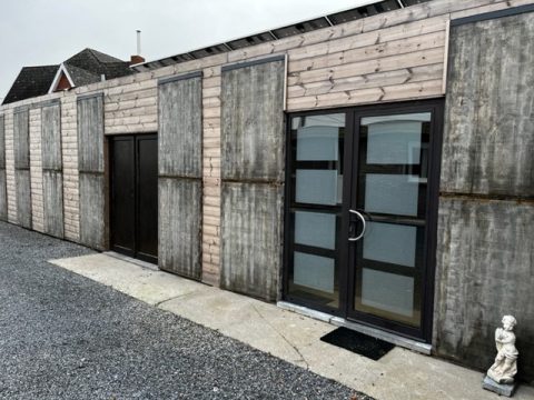 Panneaux de coffrage et planches d'échafaudage pour décorer une façade